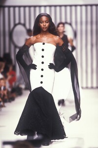 Karl Lagerfeld 1989 Women RTW 76.jpg