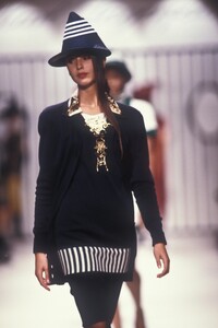 Karl_Lagerfeld_SS1989_Carine_01.thumb.jpg.3ccb706a18bf491bd7db91ec5bd5a382.jpg