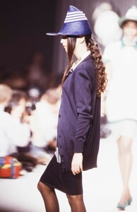 Karl_Lagerfeld_SS1989_Carine_02.thumb.jpg.6a0a79bf0b0fbd3fb1bac14ac8a7c2fa.jpg