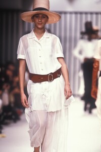 Karl_Lagerfeld_SS1989_Gisele_01.thumb.jpg.980a1272642dfc81d93821a8b5c070a6.jpg