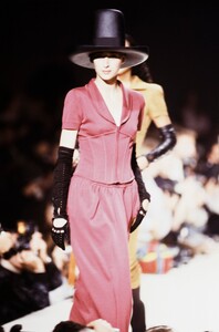 Karl_Lagerfeld_SS1989_Gisele_03.thumb.jpg.8e014ede1e2769b4f3340f1f8896065d.jpg