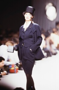 Karl_Lagerfeld_SS1989_Marpessa_01.thumb.jpg.0427258c8ebf1b3715d3d7be43cc1dae.jpg