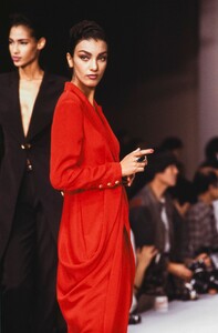 Karl_Lagerfeld_SS1989_Vania.thumb.jpg.6a185eb4a95afb323fc43cd798e1dfb6.jpg