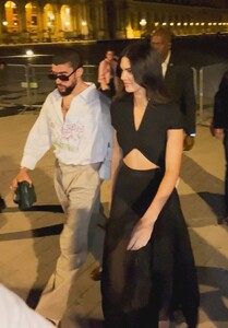 Kendall-Jenner---Seen-Leaving-the-Louvre-Museum-in-Paris-01.jpg