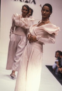 Krizia1989WomenRTW17.thumb.jpg.7defe363d65d60c67bb348a6beb72905.jpg