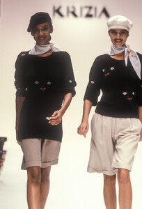 Krizia1989WomenRTW22.thumb.jpg.44d07b423122fda5c19aab4d73749eb2.jpg
