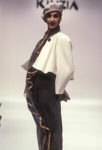 Krizia1989WomenRTW26.thumb.jpg.b51d1635b7cb4176e4c472bb41d2c780.jpg