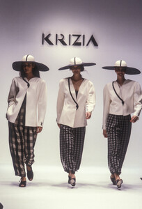 Krizia1989WomenRTW35.thumb.jpg.2ada8447263d50a23e3e1ca8998ec71a.jpg