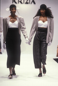 Krizia1989WomenRTW36.thumb.jpg.284f1fdcdef5e600c9fabc8c5ef10396.jpg