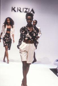 Krizia1989WomenRTW51.thumb.jpg.6b095da45c511a32f76d65afd90531e7.jpg