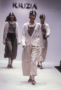 Krizia1989WomenRTW52.thumb.jpg.76acb7054e40482192f745078d88e302.jpg