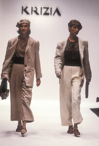 Krizia1989WomenRTW6.thumb.jpg.05a5697ca579d06b8bc42c80d014677c.jpg