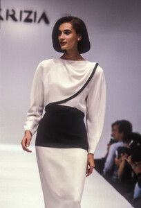 Krizia1989WomenRTW62.thumb.jpg.c4aff47e07d1d705f187911229a12805.jpg