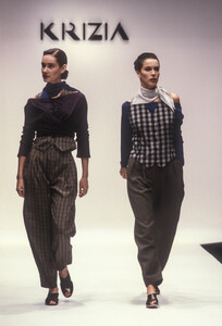 Krizia1989WomenRTW66.thumb.jpg.926891d960ba24318e87475074d6cf64.jpg