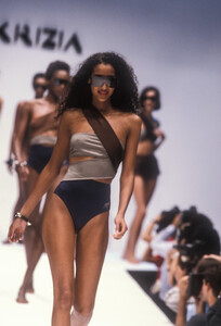 Krizia1989WomenRTW74.thumb.jpg.0c33a9f497a1dd3fdc71f411b8c43e5b.jpg