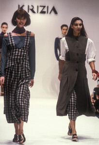 Krizia 1989 Women RTW 82.jpg