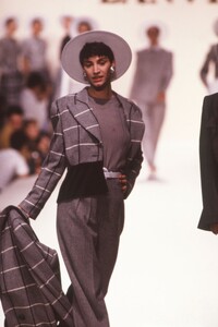 Lanvin_SS1989_Susanna_Linsmayer_04.thumb.jpg.f9511df90befd252f793e5c9b15ab609.jpg