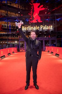 MKr354330_Sebastian_Stan_(Bester_Darsteller_Berlinale_2024).thumb.jpg.77a11eb5454796ef8afff15ac4ca0148.jpg