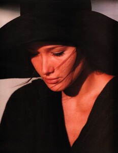 MarieCLaireUK_May1990_Carla_Bruni_by_Ken_Browar_05.thumb.jpg.035f0907cab41ce00a2128dab8c6edef.jpg