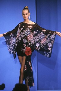 PierreCardin1991.thumb.jpg.43edbb45ceb6a57e2132cde9827e6f8f.jpg