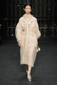 SIMONE-ROCHA-SS24-1.thumb.jpg.2485dbcf415c642ce207da035e29cb15.jpg