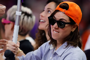 Screenshot 2024-07-24 at 02-38-17 Aubrey Plaza tears ACL and attends basketball game with crutches and ice wrap for injured knee in new photos The US Sun.png