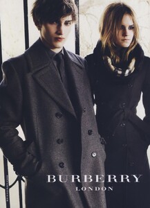 Testino_Burberry_Fall_Winter_2009_10_13.thumb.jpeg.31705dbfe58c3ca58833d79ed656213d.jpeg