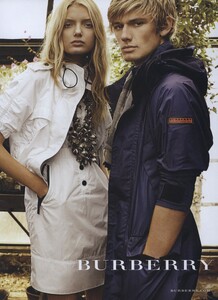 Testino_Burberry_Spring_Summer_2009_12.thumb.jpeg.6b8c63f65ca5b12a2650e2f6faa7e98a.jpeg