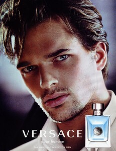 Testino_Versace_pour_Homme_Fragrance_2009_01.thumb.jpeg.f47f5f69f1d59b0486dbe103924c4a90.jpeg