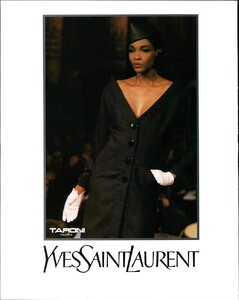 VogueItaliaMarch1989134.thumb.jpg.4462e736a18c700bf084c7802475f1c7.jpg