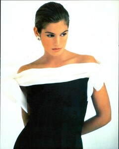 VogueItaliaMarch19892245.thumb.jpg.16082cf0e8575d42b3a73d81e63e04f7.jpg