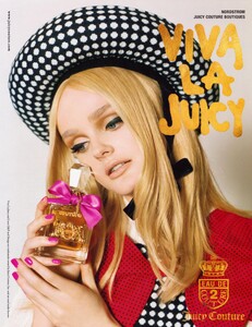 Walker_Juicy_Couture_Viva_la_Juicy_Fragrance_2009_01.thumb.jpeg.350e028d4d084a10c932ee8ee6b1e027.jpeg