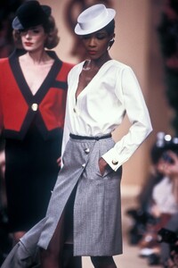 Yves Saint Laurent 1989 Haute Couture 51.jpg