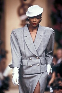 Yves Saint Laurent 1989 Haute Couture 82.jpg
