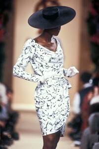 Yves Saint Laurent 1989 Haute Couture 98.jpg