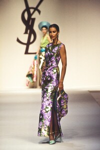 YvesSaintLaurent1993WomenRTW162.thumb.jpg.9a008c33be08d896664b08e61c6910c5.jpg