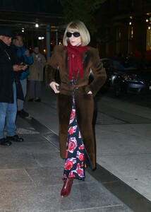 anna-wintour-arrives-at-the-crosby-hotel-in-ny-11-28-2022-1.thumb.jpg.95e40658406b5aacb19f789b8067ca6c.jpg