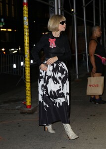 anna-wintour-arriving-at-an-event-in-new-york-09-08-2022-2.thumb.jpg.09912039b9785a067200a18eddbc7c5a.jpg