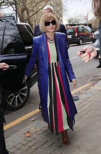 anna-wintour-erdem-fashion-show-at-lfw-02-21-2022-2.thumb.jpg.06f69b2e8902bc6f96dab1376522a8c8.jpg