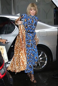 anna-wintour-in-a-blue-leopard-print-dress-09-06-2022-3.thumb.jpg.0553c5a4c7a0906af11e81ad3c9a8d42.jpg