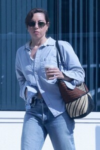 aubrey-plaza-heads-to-a-studio-in-los-angeles-07-16-2024-6.jpg