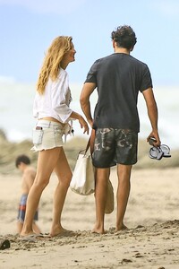 beach-chic-gisele-bundchen-s-timeless-costa-rican-style-07-01-2024-11.jpg