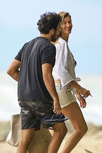 beach-chic-gisele-bundchen-s-timeless-costa-rican-style-07-01-2024-12.jpg
