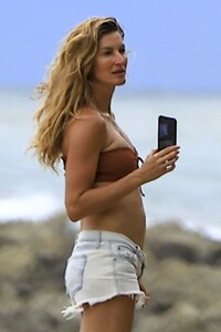 beach-chic-gisele-bundchen-s-timeless-costa-rican-style-07-01-2024-3.jpg