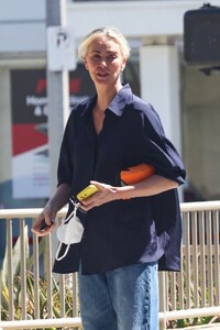 charlize-theron-check-out-some-property-in-studio-city-05-10-2024-3.jpg