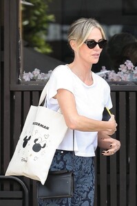 charlize-theron-out-in-los-angeles-04-26-2024-2.jpg