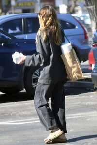 elizabeth-olsen-make-up-free-in-an-all-black-outfit-shopping-at-gelson-s-in-los-angeles-02-22-2024-4.jpg