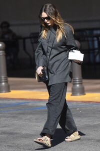 elizabeth-olsen-make-up-free-in-an-all-black-outfit-shopping-at-gelson-s-in-los-angeles-02-22-2024-5.jpg