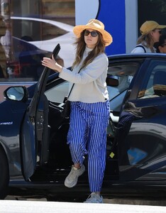 elizabeth-olsen-out-in-los-angeles-04-16-2024-0.jpg