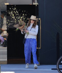 elizabeth-olsen-out-in-los-angeles-04-16-2024-2.jpg